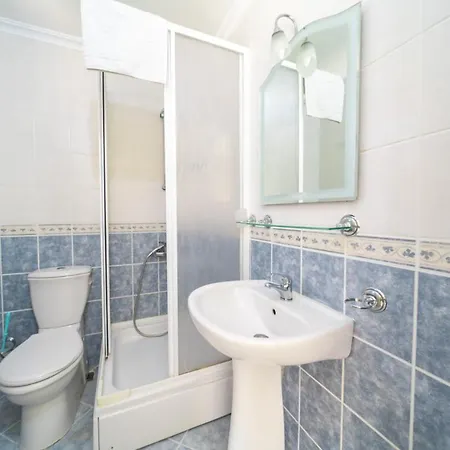 Sleeps 6 With Pool Air Con And Wifi